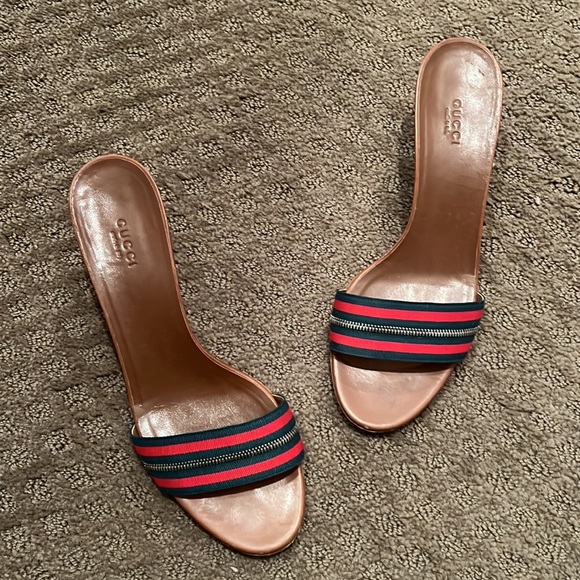 Beautiful Gucci kitten heel web stripe gently worn - Picture 4 of 4
